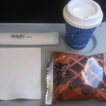 機内バウチャーを利用して、ココアワッフル＆ココアのセットを。