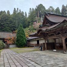 お勤めの際は観光客いないので静かです。