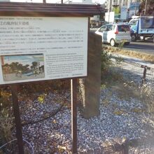 藤沢橋近く。道標のそばに当時の浮世絵と案内板