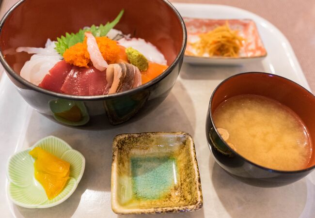 境港駅近くで海鮮丼が食べれます