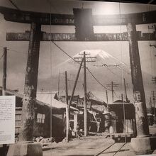 昔の北口本宮冨士浅間神社の様子の展示