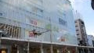 大きなユニクロが入るショッピングビル