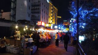 那珂川と博多川に挟まれた中洲に位置する日本有数の歓楽街