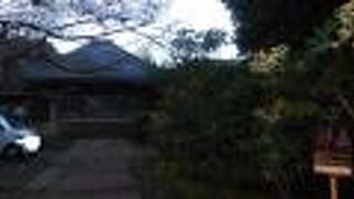 歴史を感じる本堂を有する寺院