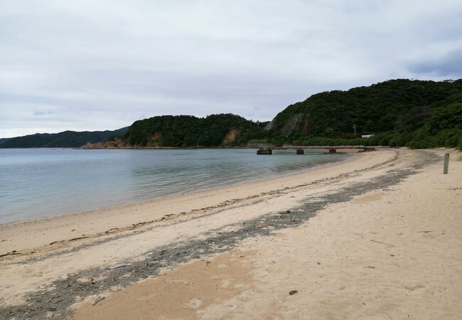 アーチ状の砂浜が広がる