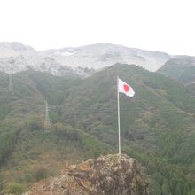 崖上には日の丸が掲揚。5月には鯉のぼりも泳ぐそうです