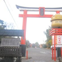 参道入口の鳥居脇にも鈴が～。