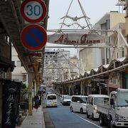 波が続く　店先屋根が印象的