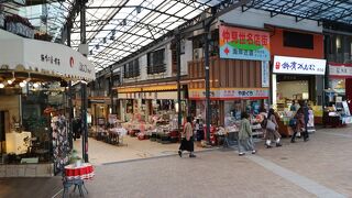 平和通り商店街の奥側　アーケード