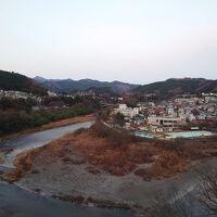 新宿から1時間で、豊かな自然に囲まれた滞在が叶います。