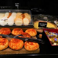 朝食のチーズいろいろ。いろいろと試す勇気はなく…