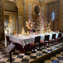 クリスマスシーズンのお城の中は華やかに飾られています。