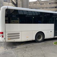 ムラン駅からのシャトルバス　真っ白なバスでした。