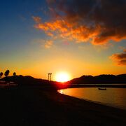 落ち着いた雰囲気の海岸。