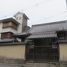 二重構造の門です