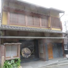 見事な皿が見学できます