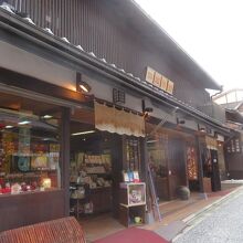京都らしい土産店が並んでいます
