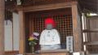 仁王門の下にあります