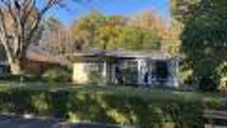 軽井沢の別荘地にありそうな平屋の建物