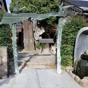 水木しげるロードに鎮座する妖怪が祭神の神社です。門前には目玉おやじ清めの水があります。