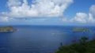 ボニンブルーの青い海が見られます