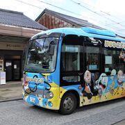 水木しげるの可愛い漫画がプリントされた小型バスが境港の街を循環するバス路線です。