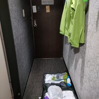 結局キャリーケースは部屋のエントランススペースに広げることに