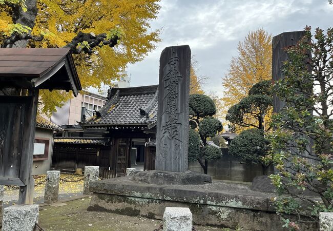 大きな山門が印象的