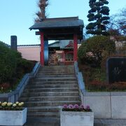 赤い色が特徴的な寺院
