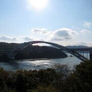 狭い海峡を渡るしまなみ海道唯一無二の形の橋。