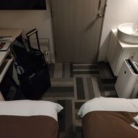 一見、荷物広げられそうだがドアを開けるスペースには置けない。