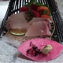 お造りはマグロ、スズキ、カンパチの3種