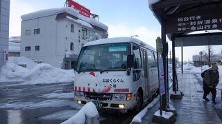 肘折温泉への唯一の公共アクセス