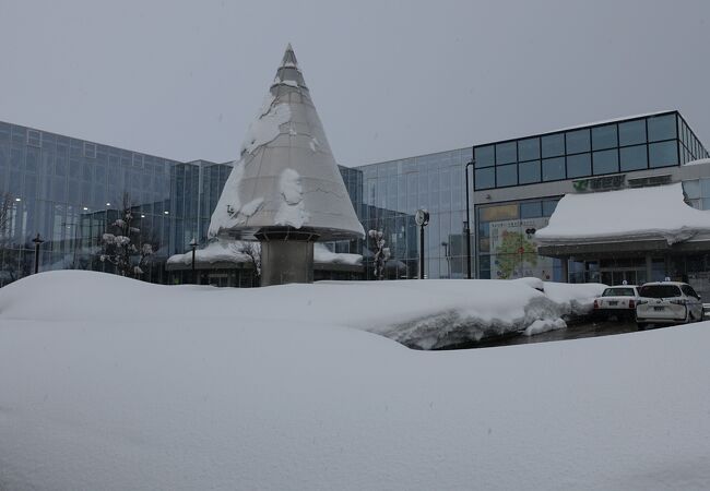 現代的なガラス張りの駅舎