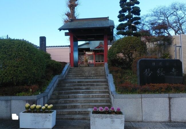 赤い色が特徴的な寺院