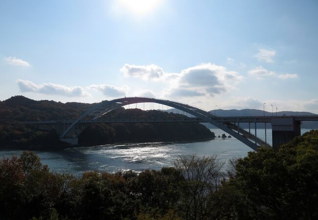 狭い海峡を渡るしまなみ海道唯一無二の形の橋。