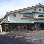 県内のお土産とレストランが併設