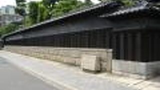 御影石と黒い壁の堂々たる造り