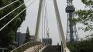 歩道橋としては面白いデザイン