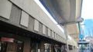 橋の下には食事処が並んでいます