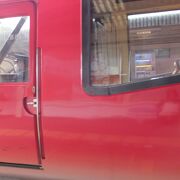 赤い車体の