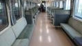 ロングシートの車両でした