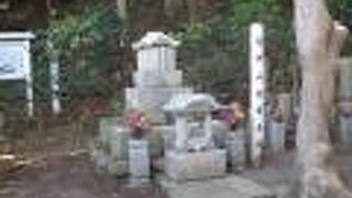 現在のお墓は地元の人々が建て直したものでした。