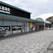 常陸太田市の道の駅でイベント広場のドーム屋根が特徴的です