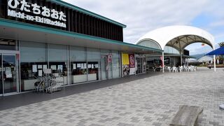 常陸太田市の道の駅でイベント広場のドーム屋根が特徴的です