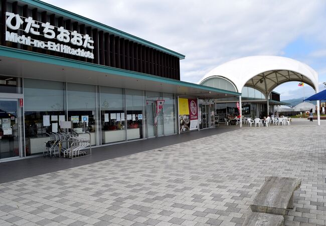 常陸太田市の道の駅でイベント広場のドーム屋根が特徴的です