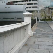 修復後の常磐橋と正面の日本銀行本店です。白色の欄干と石橋です