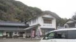 温泉街への入口にありました。