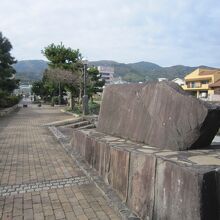 １松川遊歩道と按針碑