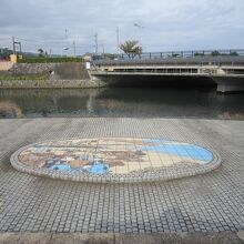 ３造船の様子を描いたタイル絵